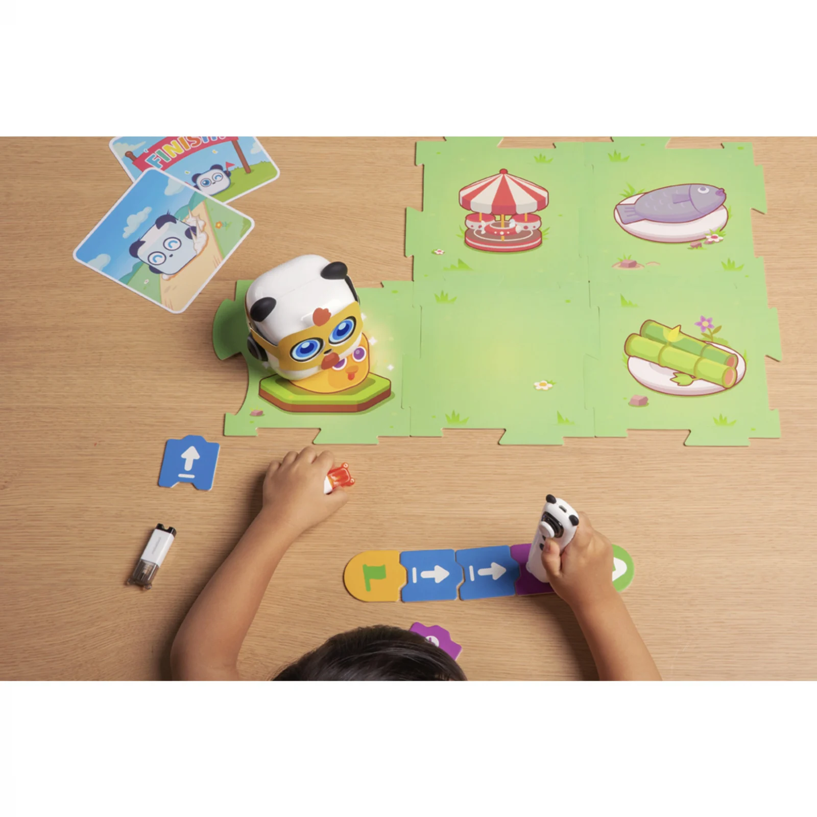 Copil lucrând cu un kit de robotică Makeblock mTiny